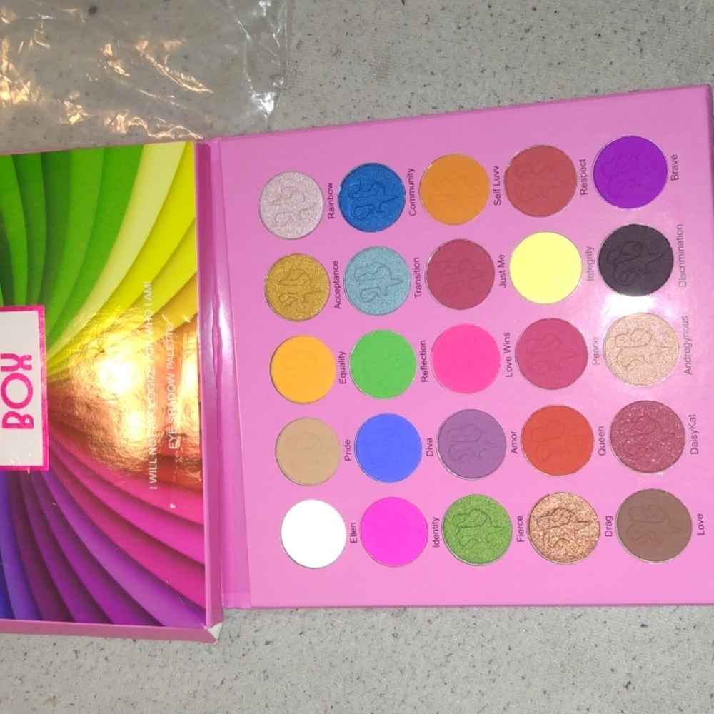 The pink makeup box eyeshadow palette